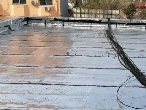 紫金卫生间漏水维修公司分享下紫金屋面楼顶防水刚性防水层施工要点。